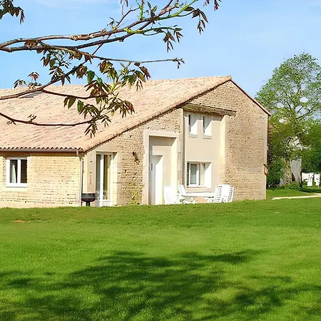 Maison De Charme Avec Piscine Et Jardin A Holiday home Saint-Vincent-la-Chatre