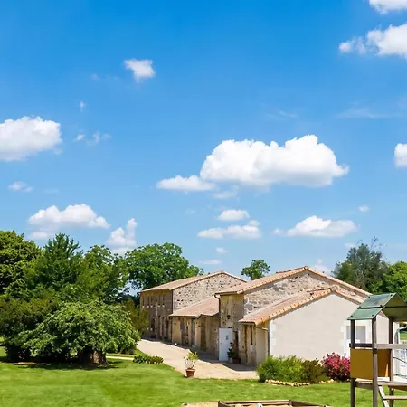 Casa de Férias Maison De Charme Avec Piscine Et Jardin à Saint-vincent-la-châtre