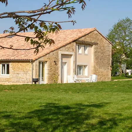 Casa de Férias Maison De Charme Avec Piscine Et Jardin à Saint-vincent-la-châtre Saint-Vincent-la-Châtre
